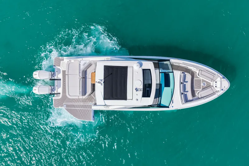 Slide: The Image of Sea Ray SLX 400 Outboard 2026 - 58