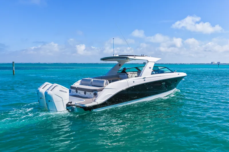Slide: The Image of Sea Ray SLX 400 Outboard 2026 - 74