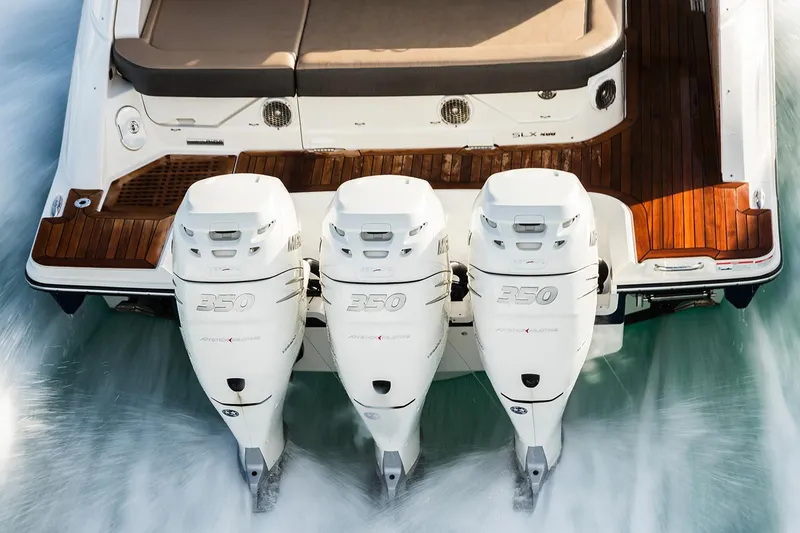 Slide: The Image of Sea Ray SLX 400 Outboard 2026 - 9