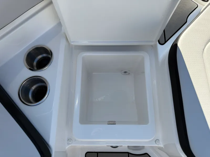 Slide: The Image of Sea Ray SPX 210 Outboard 2026 - 17