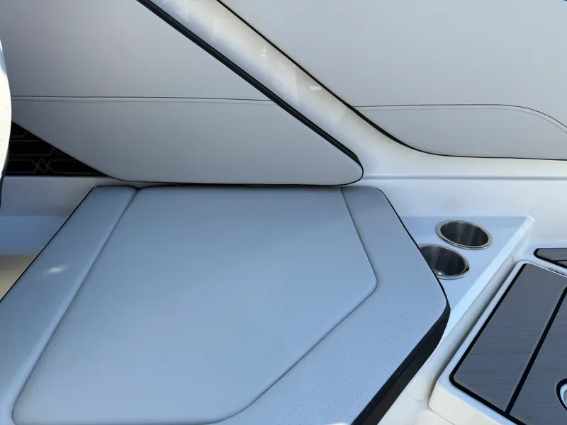 Slide: The Image of Sea Ray SPX 210 Outboard 2026 - 18