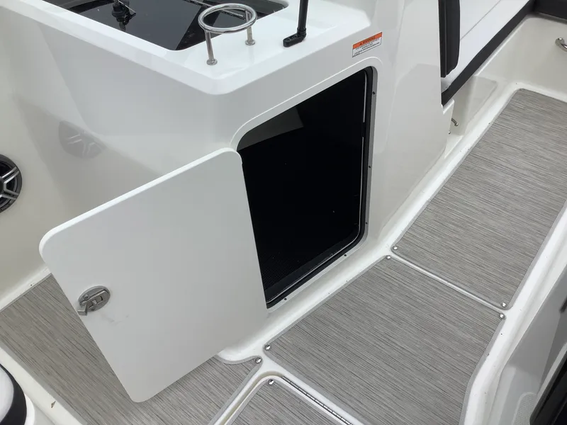 Slide: The Image of Sea Ray SPX 210 Outboard 2026 - 17