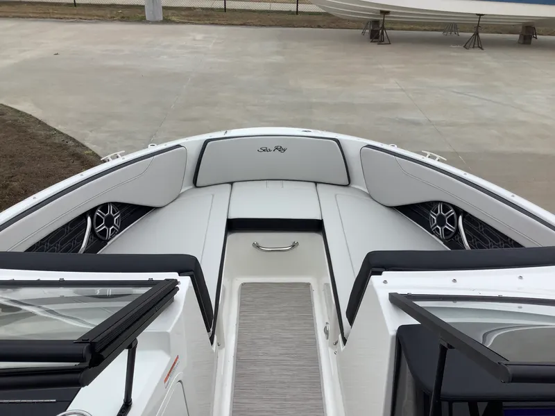 Slide: The Image of Sea Ray SPX 210 Outboard 2026 - 18