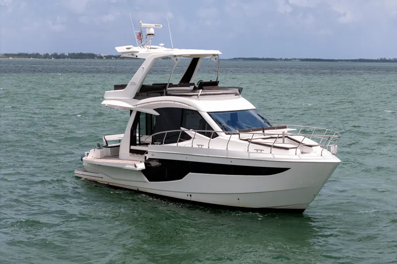 Slide: The Image of Galeon 500 Fly 2020 - 12