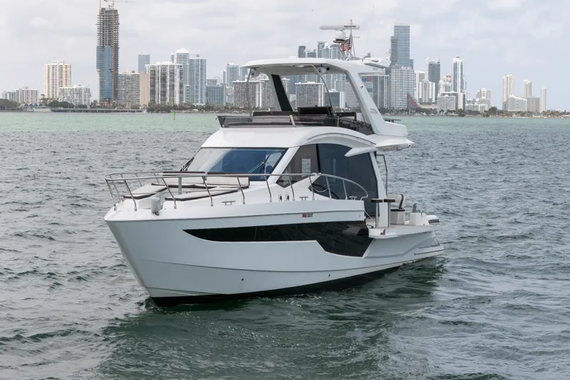 Slide: The Image of Galeon 500 Fly 2020 - 6