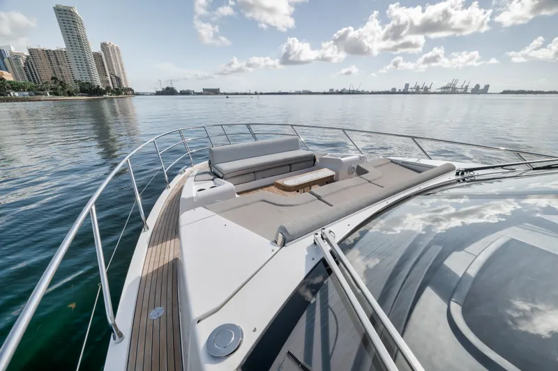 Slide: The Image of Azimut FLYBRIDGE 2022 - 16