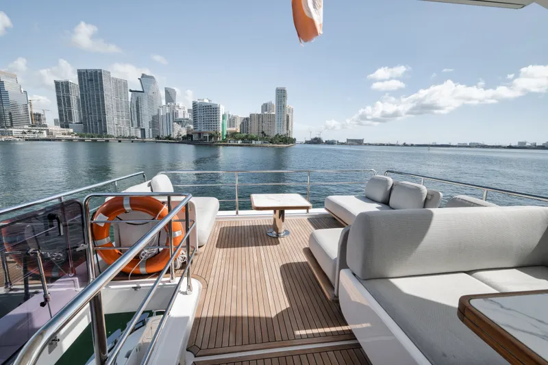 Slide: The Image of Azimut FLYBRIDGE 2022 - 22