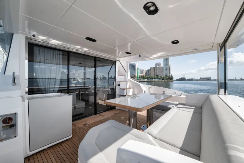 Slide: The Image of Azimut FLYBRIDGE 2022 - 32