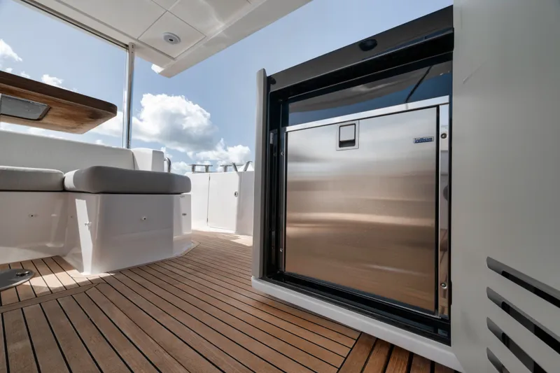 Slide: The Image of Azimut FLYBRIDGE 2022 - 33