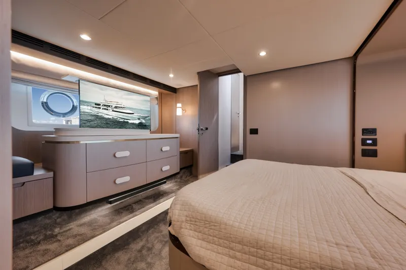 Slide: The Image of Azimut FLYBRIDGE 2022 - 52