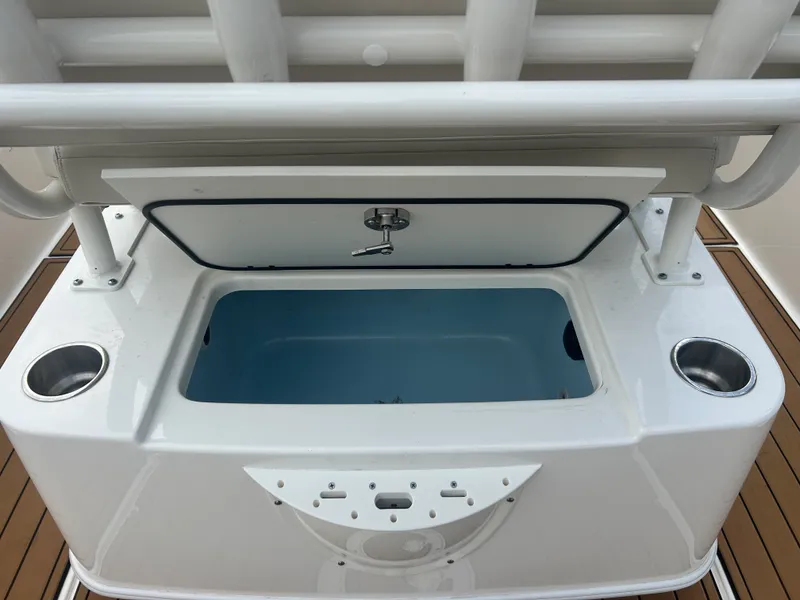 Slide: The Image of Boston Whaler 210 Montauk 2023 - 10
