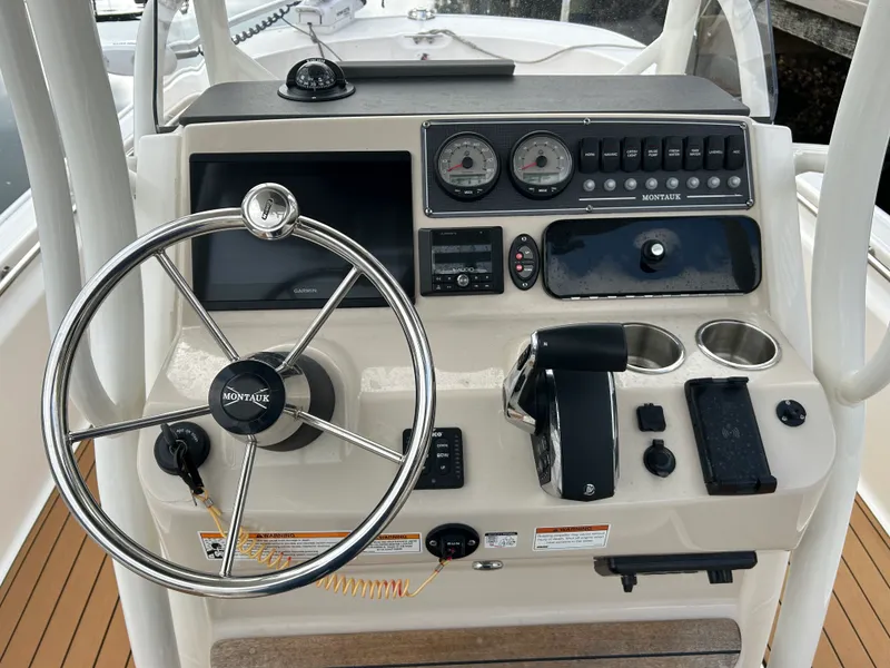 Slide: The Image of Boston Whaler 210 Montauk 2023 - 13