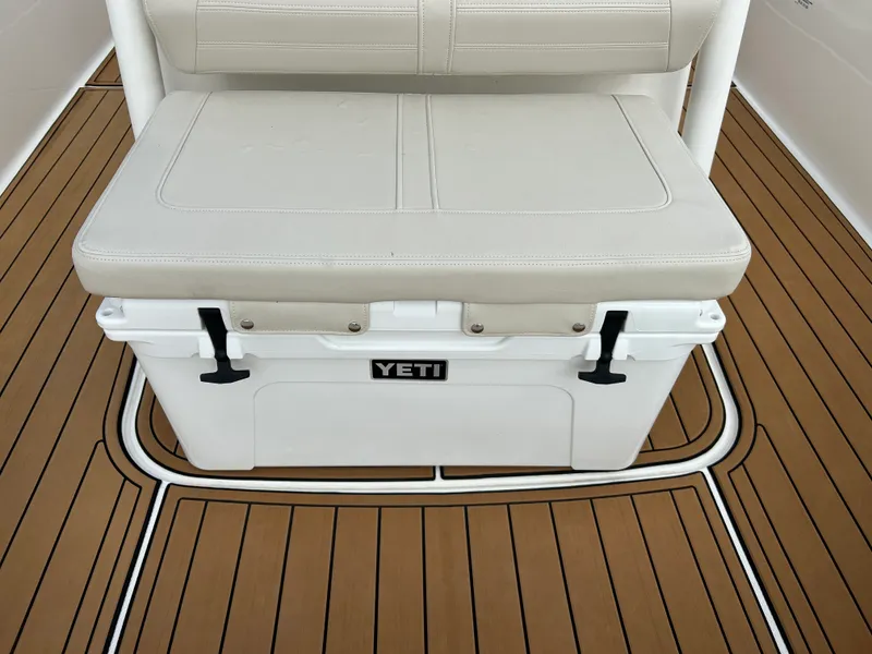 Slide: The Image of Boston Whaler 210 Montauk 2023 - 15