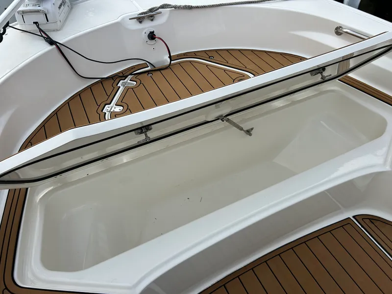 Slide: The Image of Boston Whaler 210 Montauk 2023 - 16