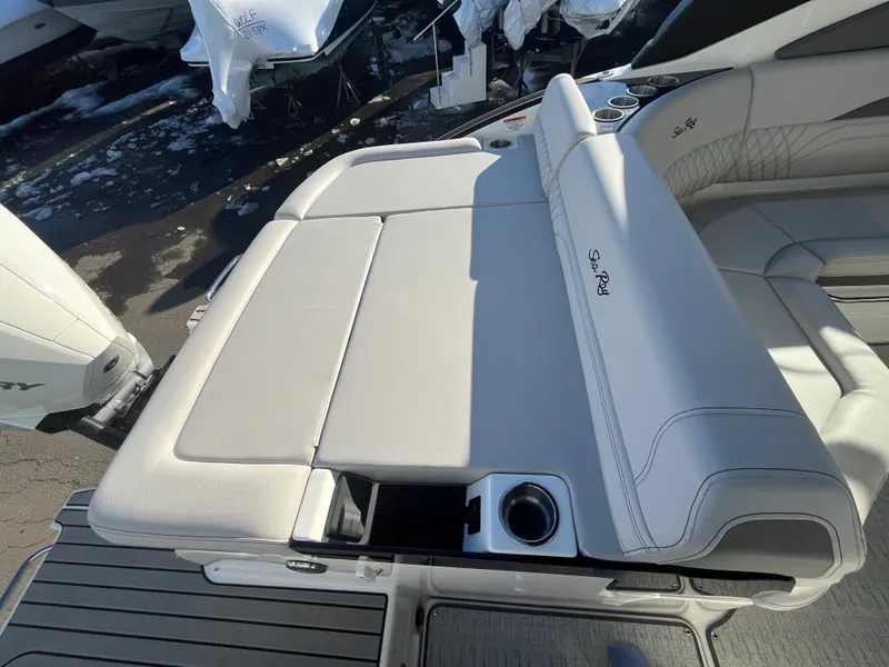 Slide: The Image of Sea Ray SLX 260 Outboard 2026 - 10