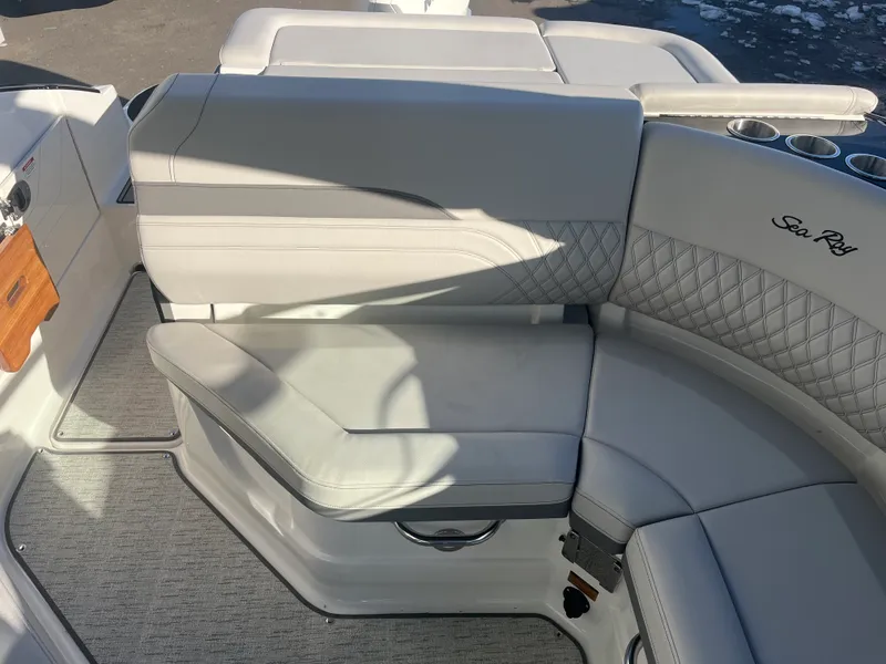 Slide: The Image of Sea Ray SLX 260 Outboard 2026 - 17