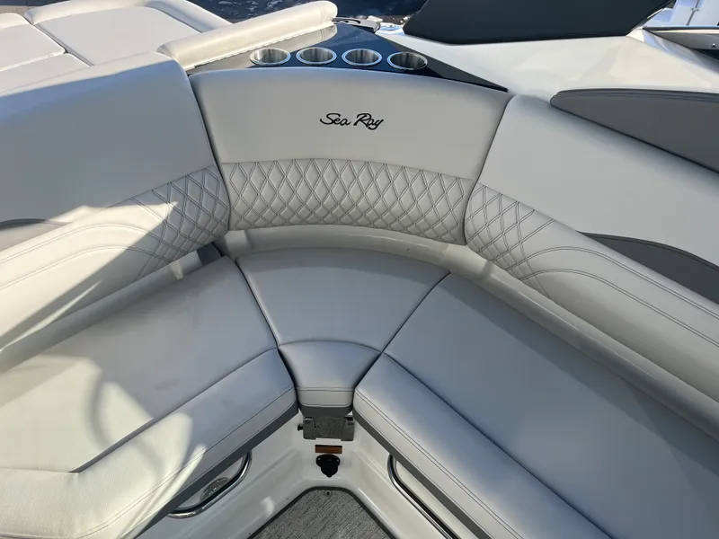 Slide: The Image of Sea Ray SLX 260 Outboard 2026 - 18
