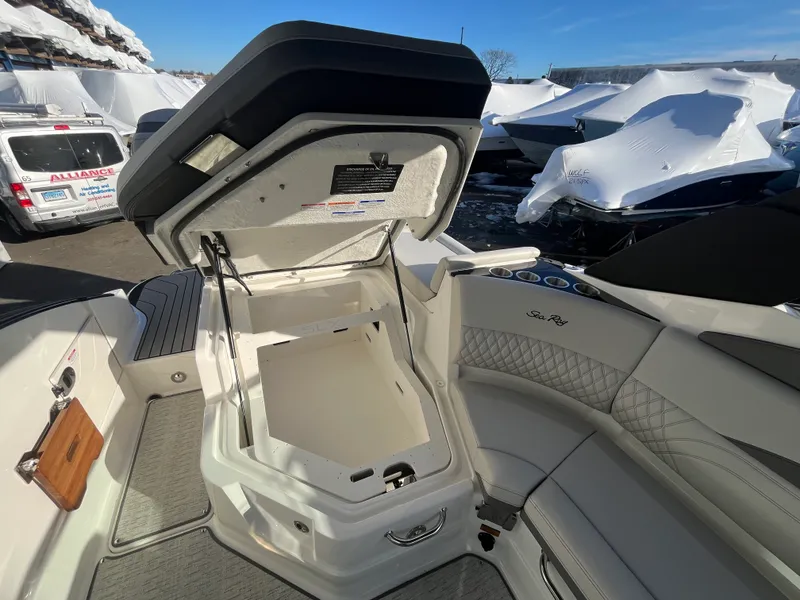 Slide: The Image of Sea Ray SLX 260 Outboard 2026 - 21