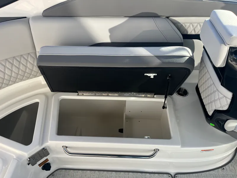 Slide: The Image of Sea Ray SLX 260 Outboard 2026 - 22