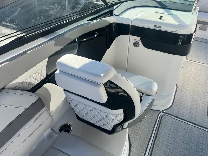 Slide: The Image of Sea Ray SLX 260 Outboard 2026 - 25