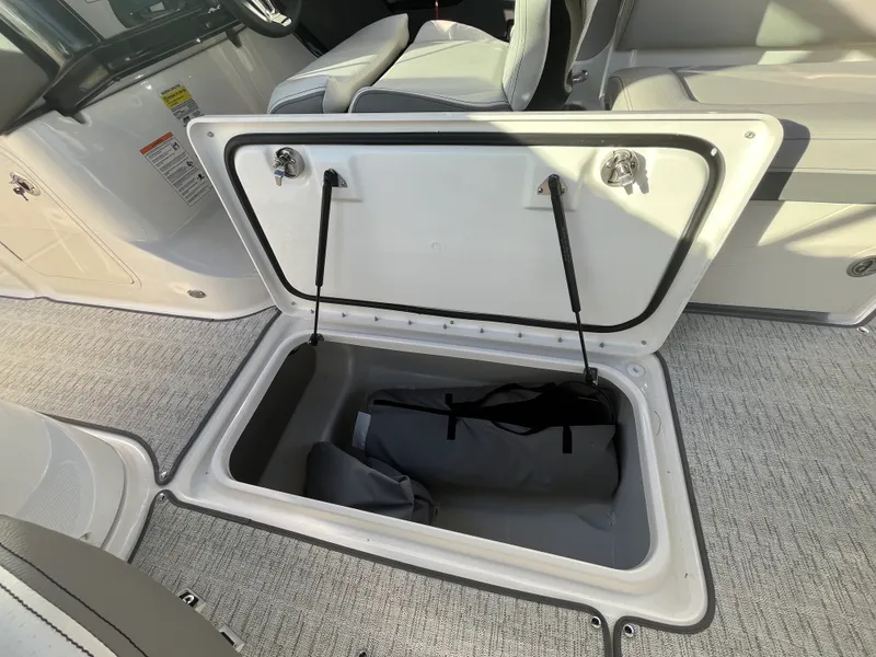 Slide: The Image of Sea Ray SLX 260 Outboard 2026 - 29