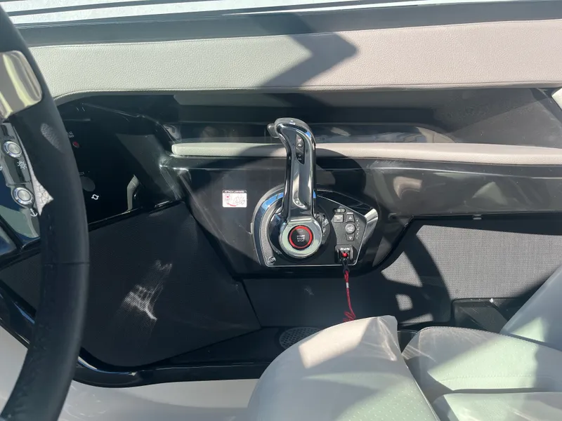 Slide: The Image of Sea Ray SLX 260 Outboard 2026 - 34