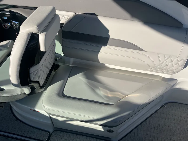 Slide: The Image of Sea Ray SLX 260 Outboard 2026 - 35