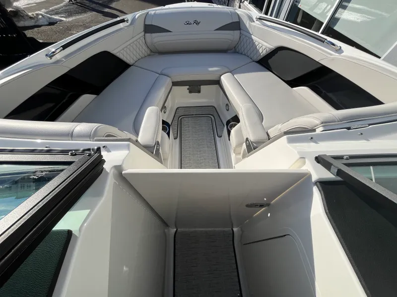 Slide: The Image of Sea Ray SLX 260 Outboard 2026 - 38