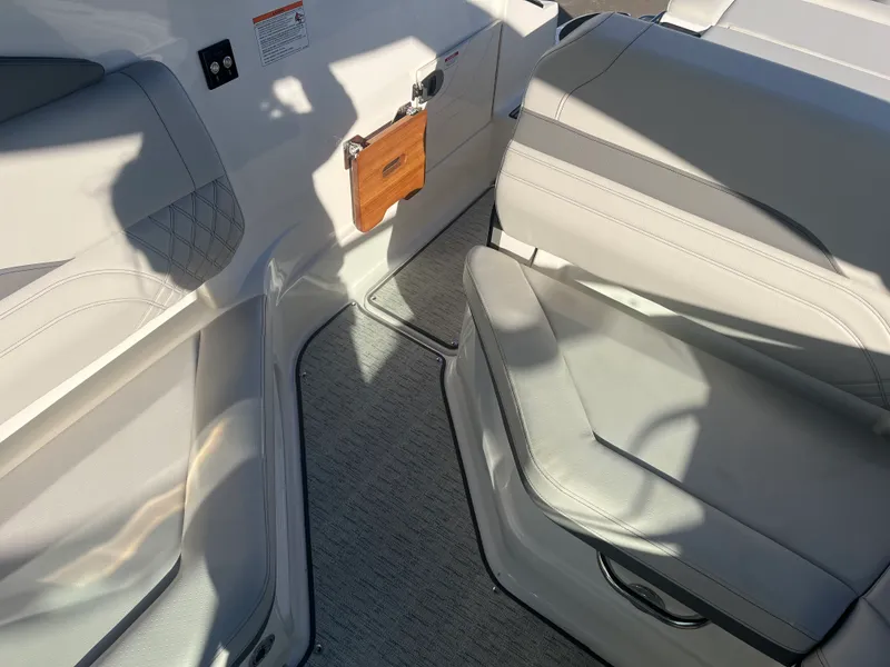 Slide: The Image of Sea Ray SLX 260 Outboard 2026 - 39