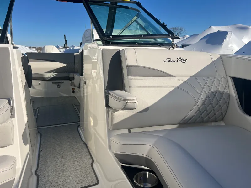Slide: The Image of Sea Ray SLX 260 Outboard 2026 - 43