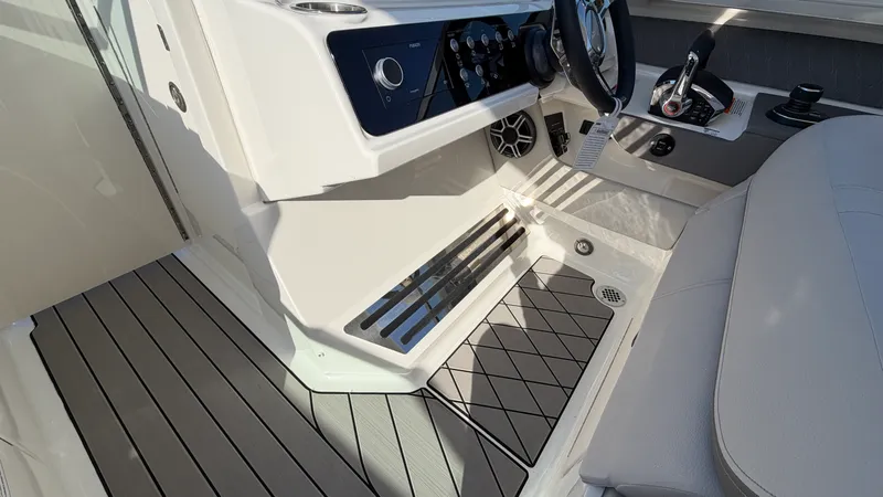 Slide: The Image of Sea Ray SLX 310 Outboard 2026 - 33