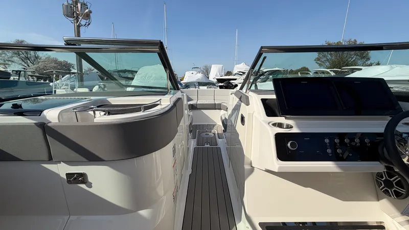 Slide: The Image of Sea Ray SLX 310 Outboard 2026 - 38
