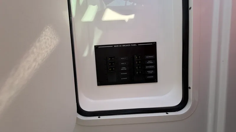Slide: The Image of Sea Ray SLX 310 Outboard 2026 - 40