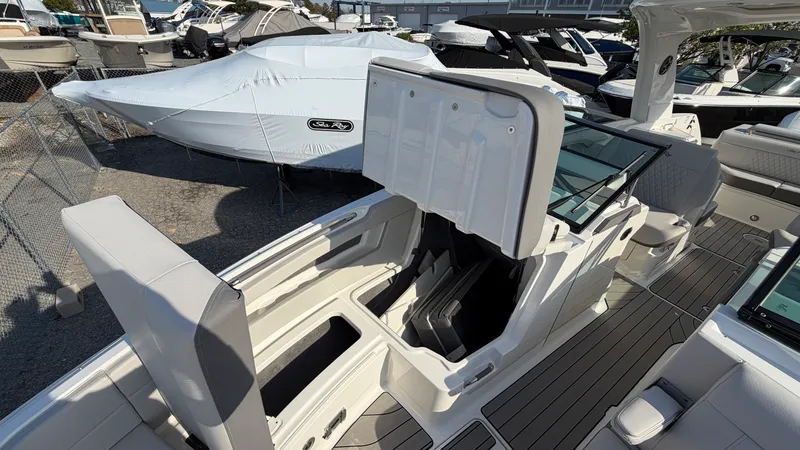 Slide: The Image of Sea Ray SLX 310 Outboard 2026 - 43