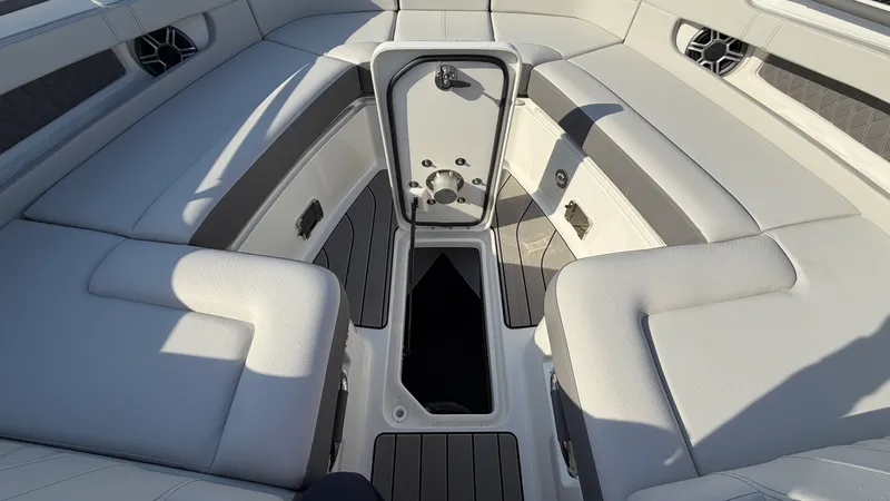 Slide: The Image of Sea Ray SLX 310 Outboard 2026 - 47