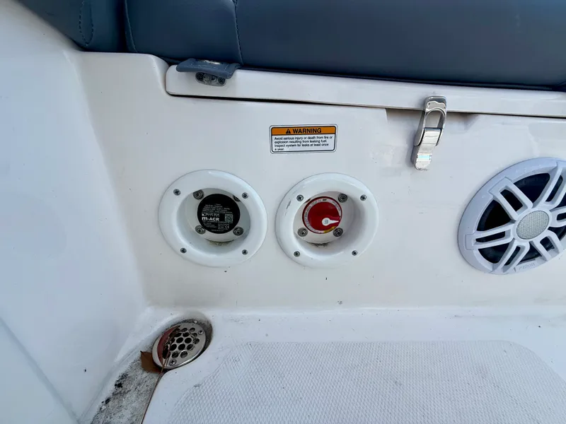 Slide: The Image of NauticStar 2102 LEGACY 2023 - 17