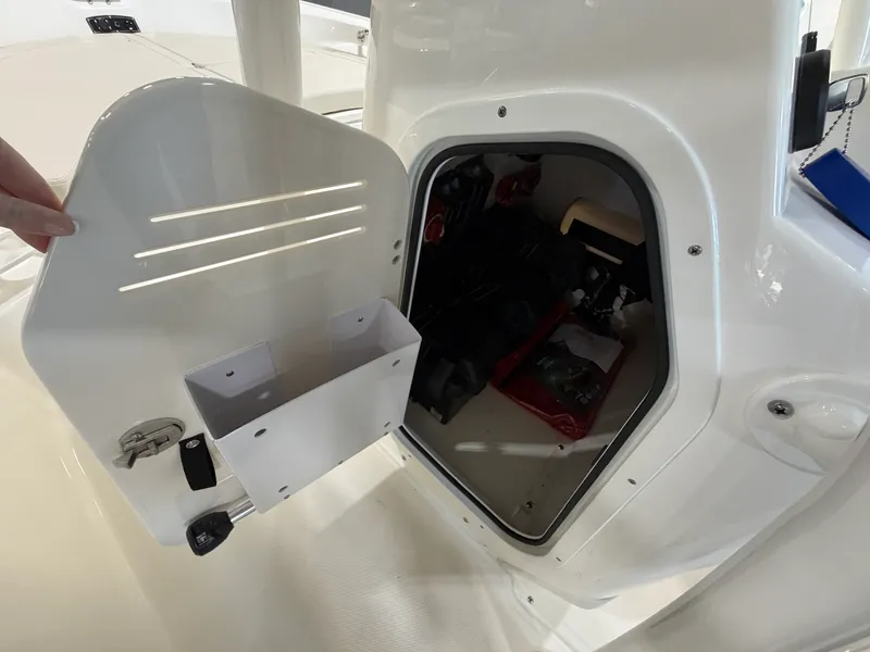 Slide: The Image of Boston Whaler 190 Montauk 2026 - 12