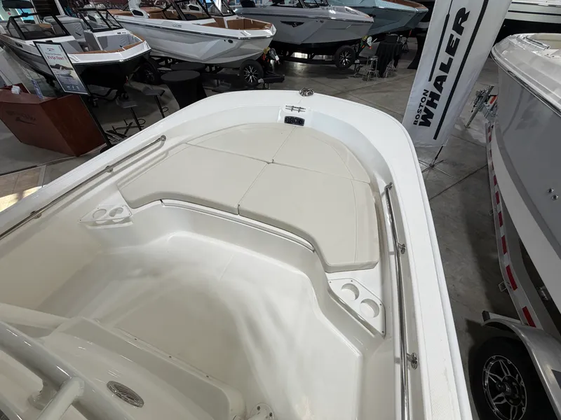 Slide: The Image of Boston Whaler 190 Montauk 2026 - 14