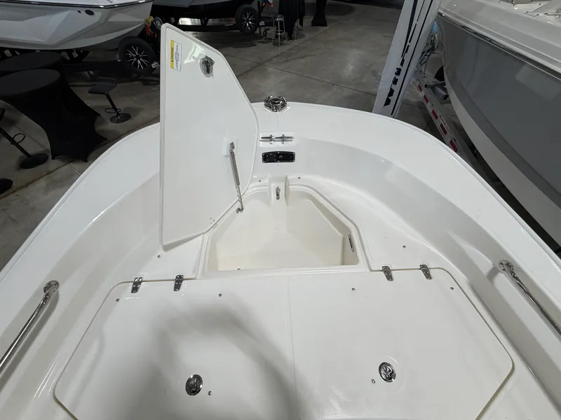 Slide: The Image of Boston Whaler 190 Montauk 2026 - 16