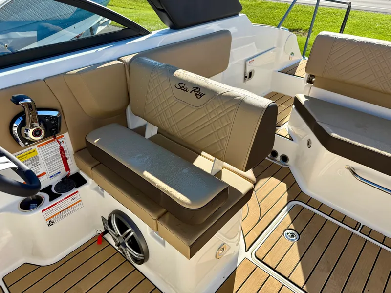 Slide: The Image of Sea Ray SDX 230 2026 - 13