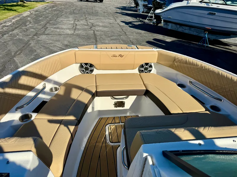 Slide: The Image of Sea Ray SDX 230 2026 - 14