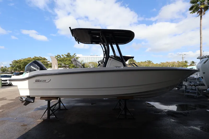 Slide: The Image of Boston Whaler 220 Dauntless 2026 - 1
