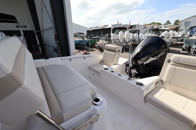 Slide: The Image of Boston Whaler 220 Dauntless 2026 - 10