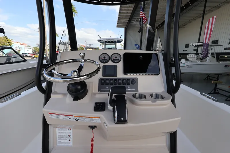 Slide: The Image of Boston Whaler 220 Dauntless 2026 - 12