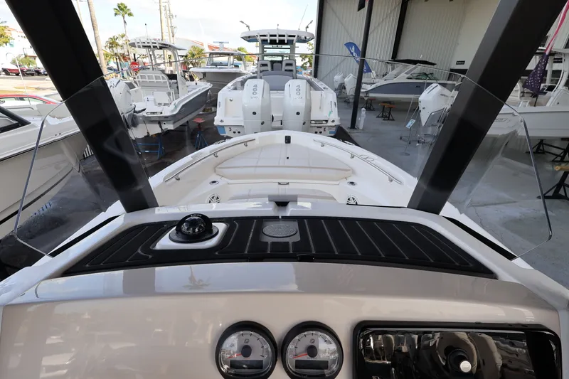 Slide: The Image of Boston Whaler 220 Dauntless 2026 - 14