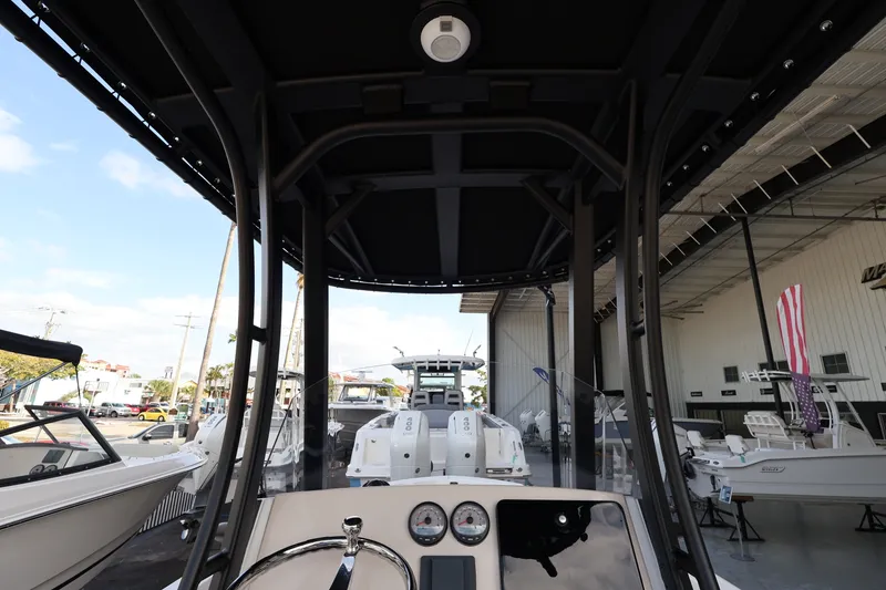 Slide: The Image of Boston Whaler 220 Dauntless 2026 - 15