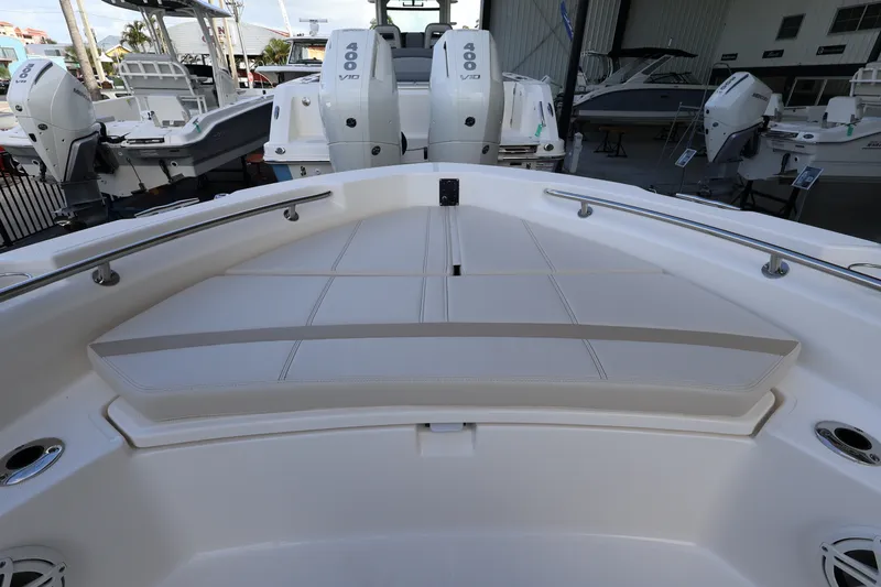 Slide: The Image of Boston Whaler 220 Dauntless 2026 - 19