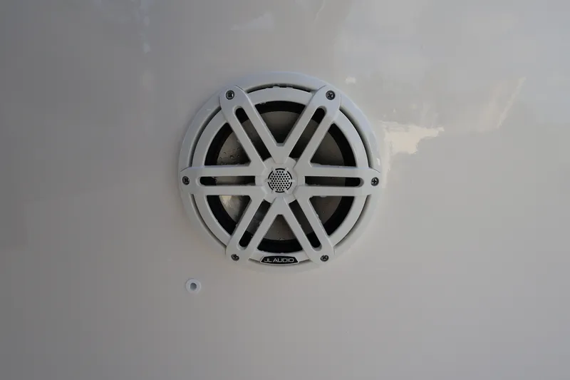 Slide: The Image of Boston Whaler 220 Dauntless 2026 - 24