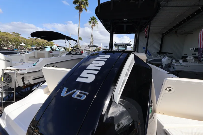 Slide: The Image of Boston Whaler 220 Dauntless 2026 - 25