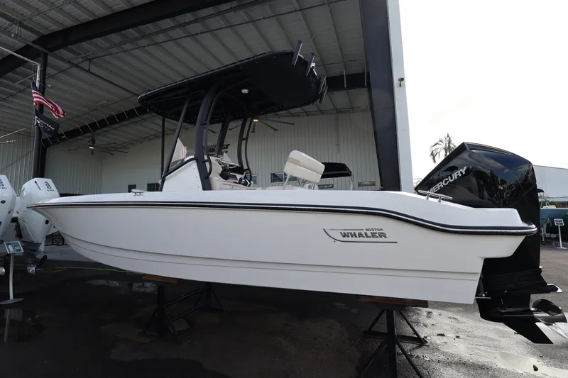 Slide: The Image of Boston Whaler 220 Dauntless 2026 - 4